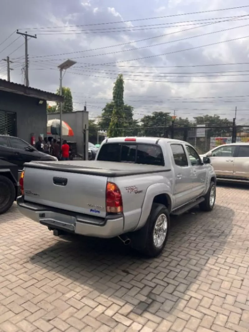 Toyota Tacoma   - 2005