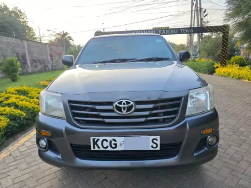 Toyota Hilux   - 2015