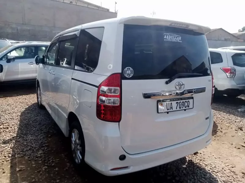 Toyota Noah   - 2011
