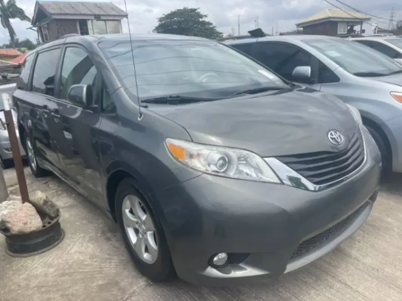 TOYOTA Sienna   - 2011