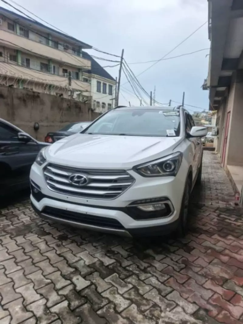 Hyundai Santa Fe   - 2017