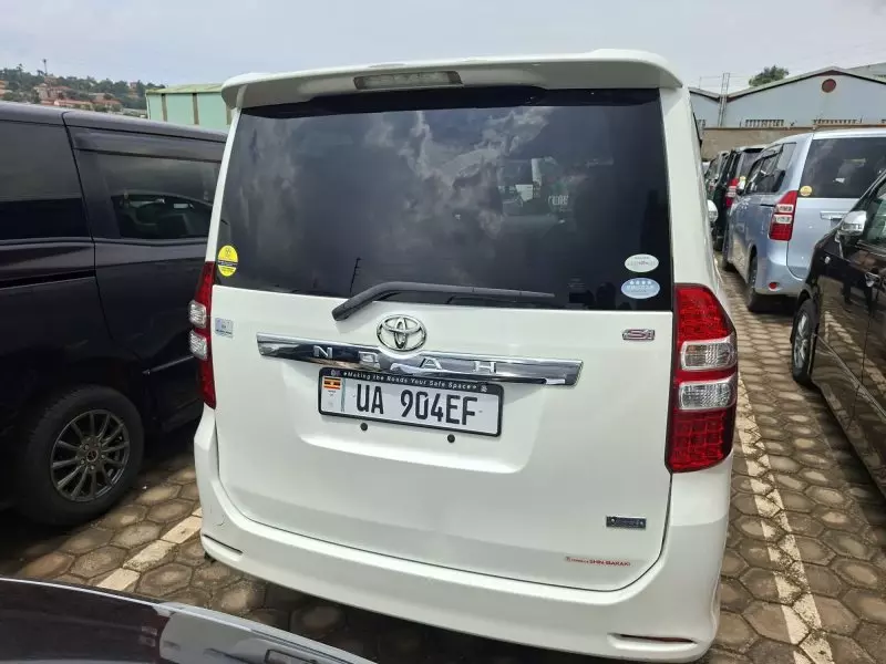 Toyota Noah - 2011