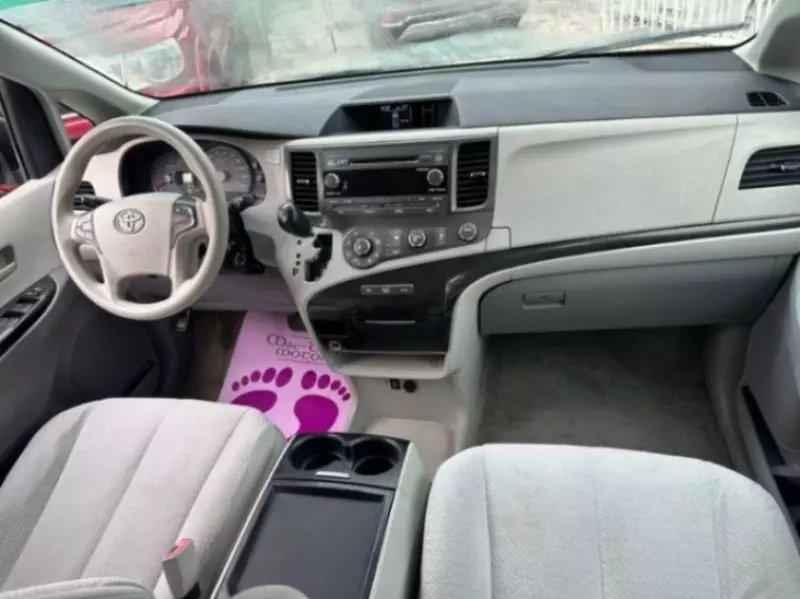 Toyota Sienna   - 2011