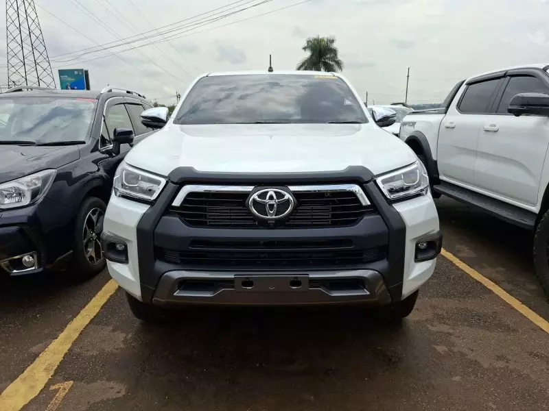 Toyota Hilux Revo    - 2025