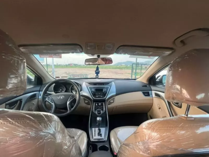 Hyundai Elantra   - 2013