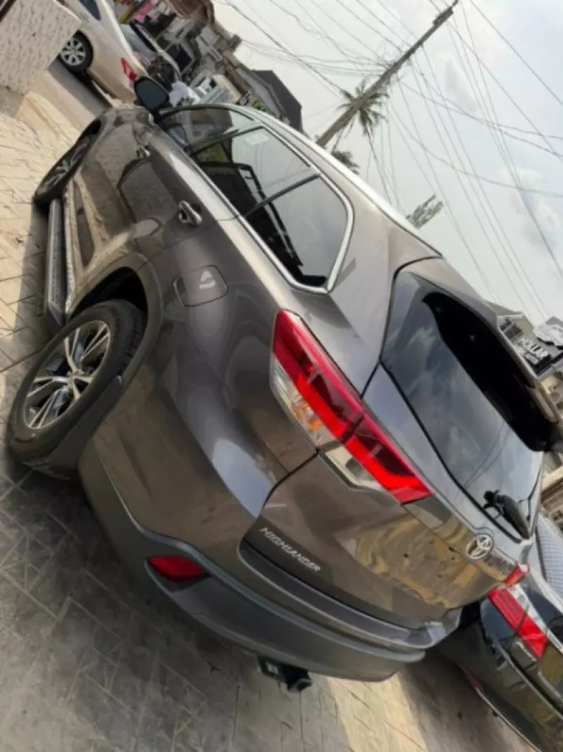 Toyota Highlander   - 2016