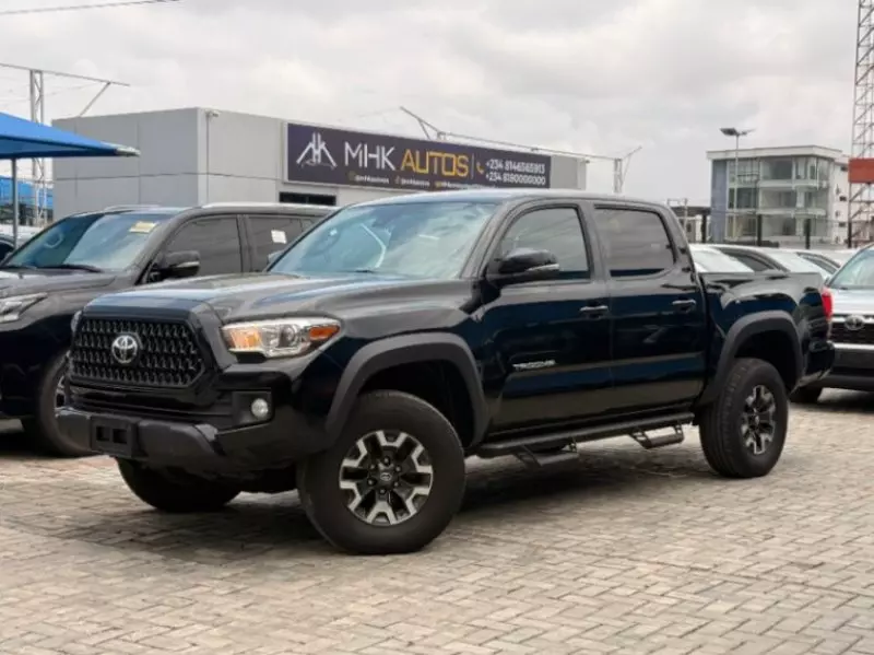 TOYOTA Hilux    - 2018