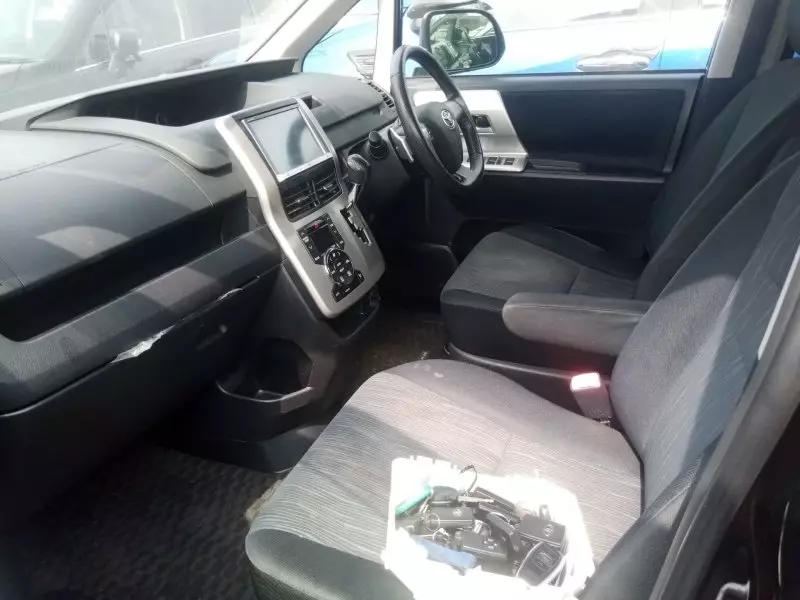 Toyota Noah   - 2012