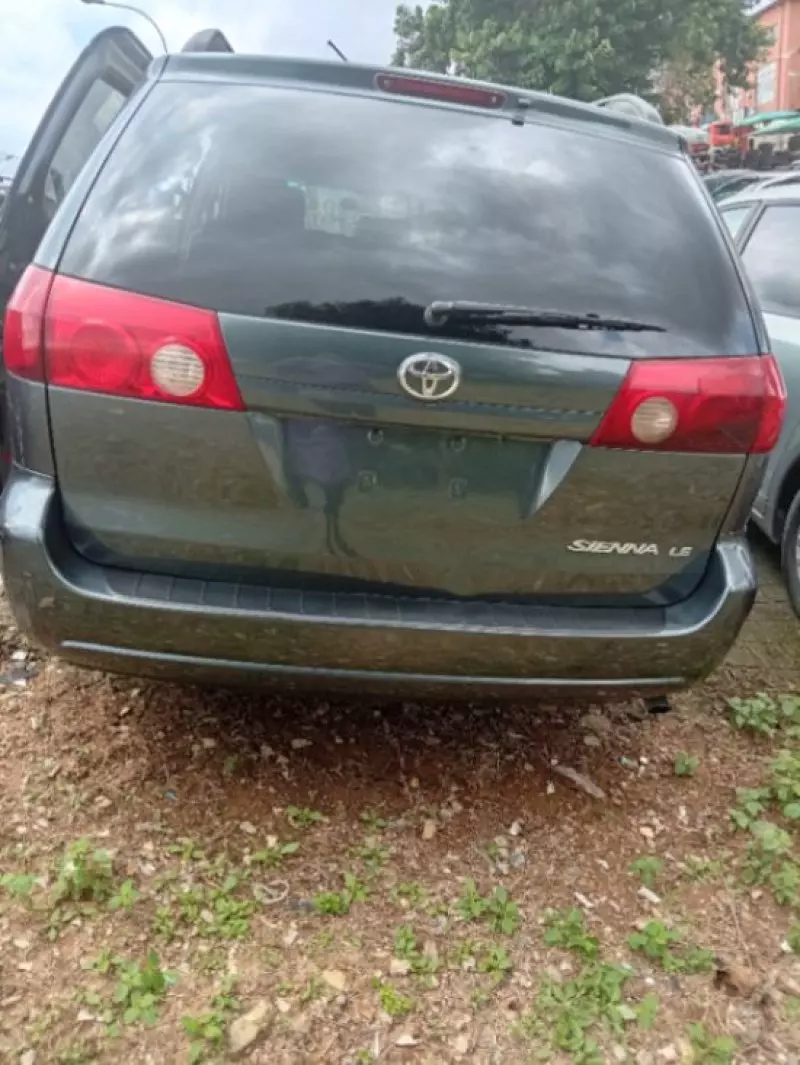 TOYOTA Sienna   - 2006