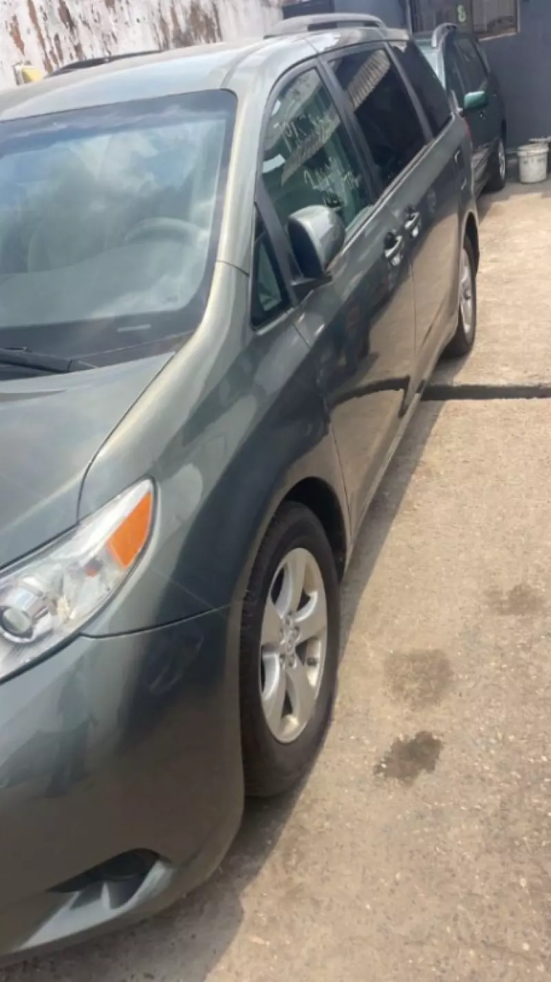 Toyota Sienna   - 2011