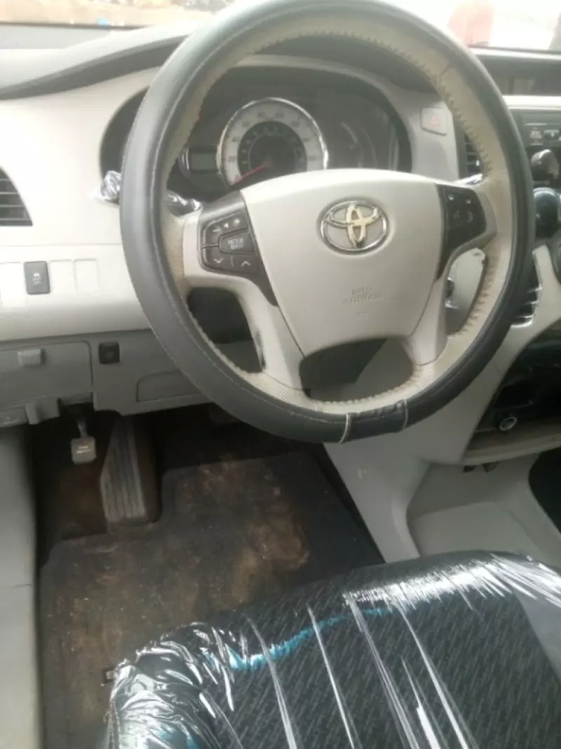 TOYOTA Sienna   - 2011