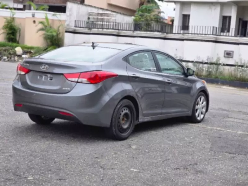 Hyundai Elantra - 2013