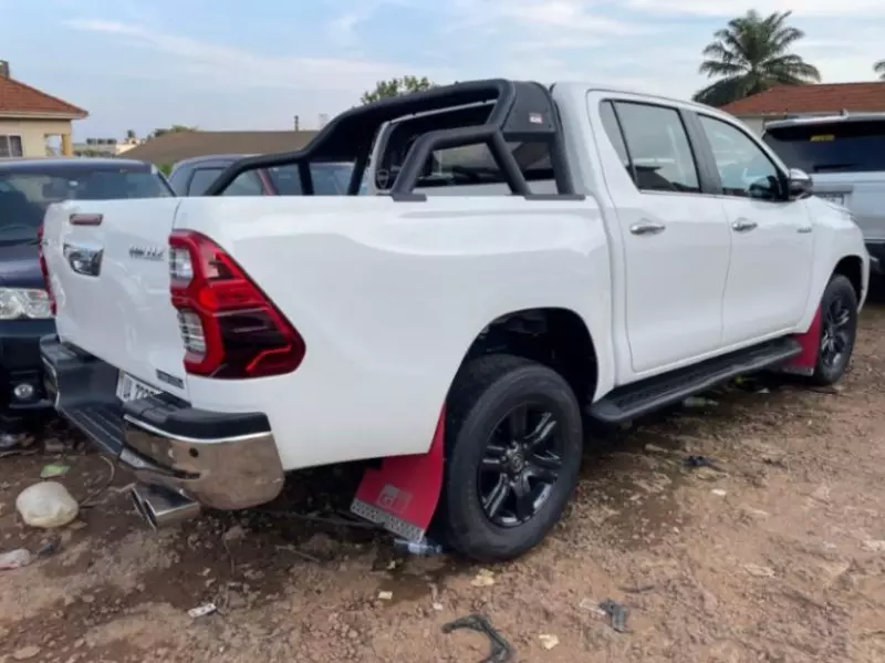 Toyota Hilux   - 2020