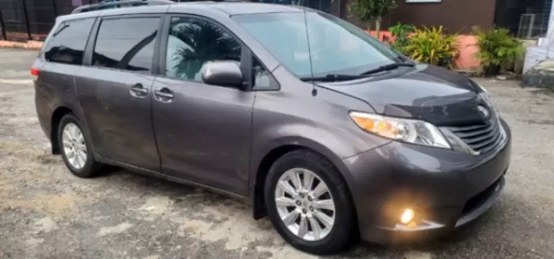 TOYOTA Sienna   - 2011