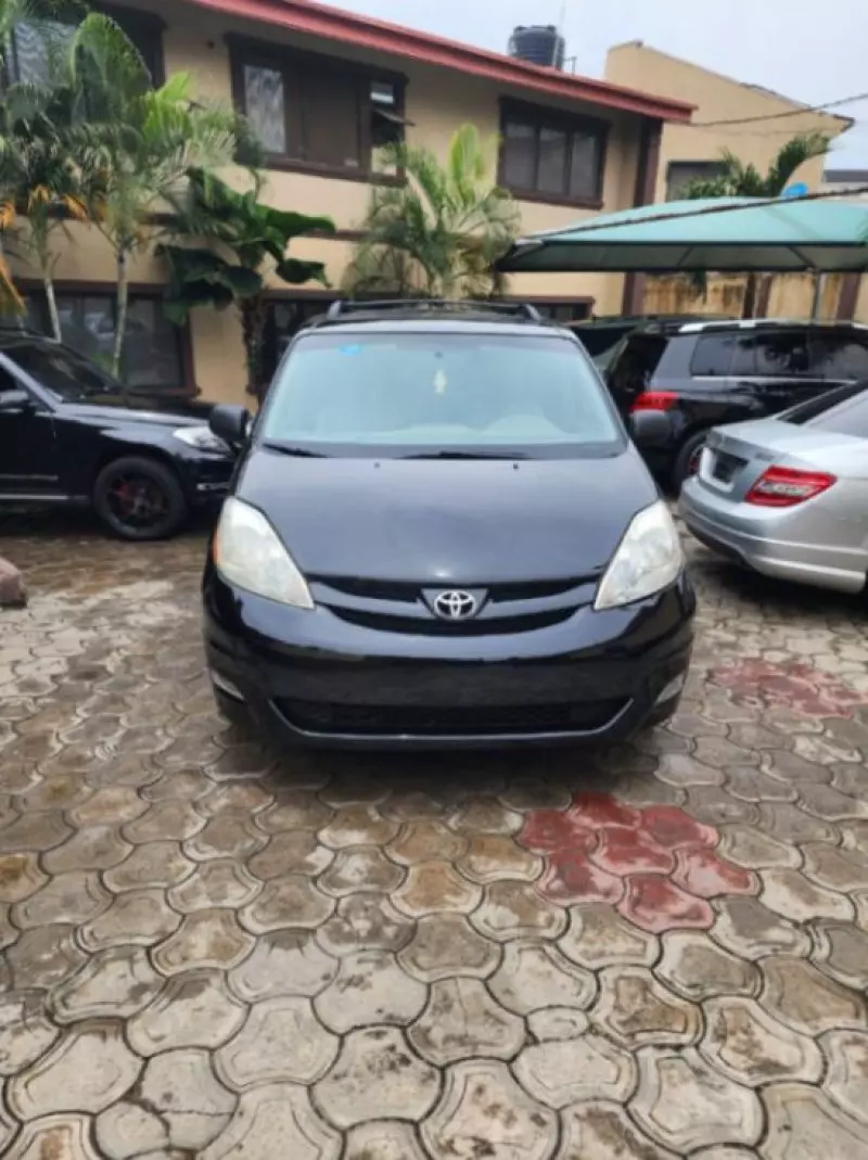 Toyota Sienna   - 2010
