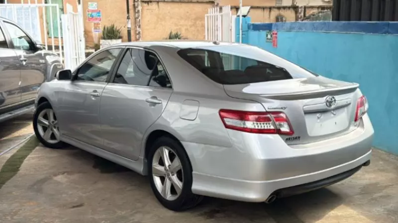 Toyota Camry   - 2010