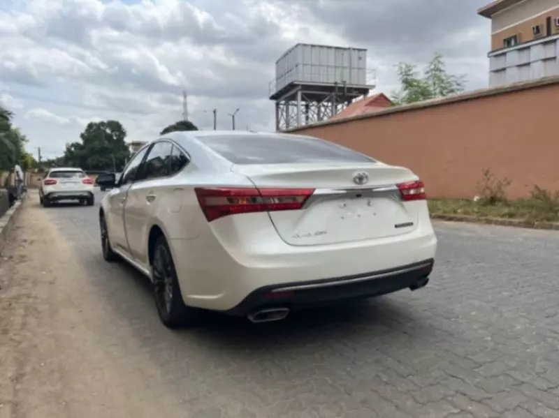 Toyota Avalon   - 2016