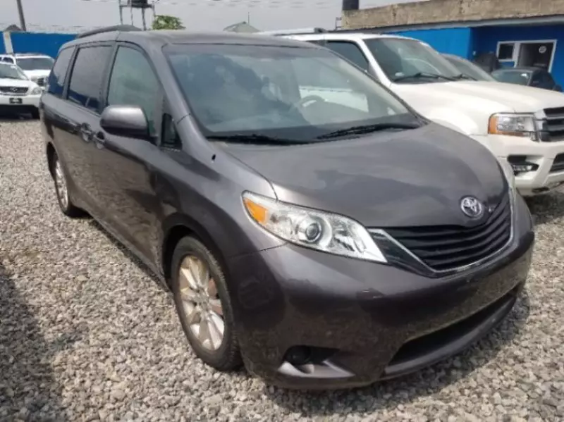Toyota Sienna   - 2011