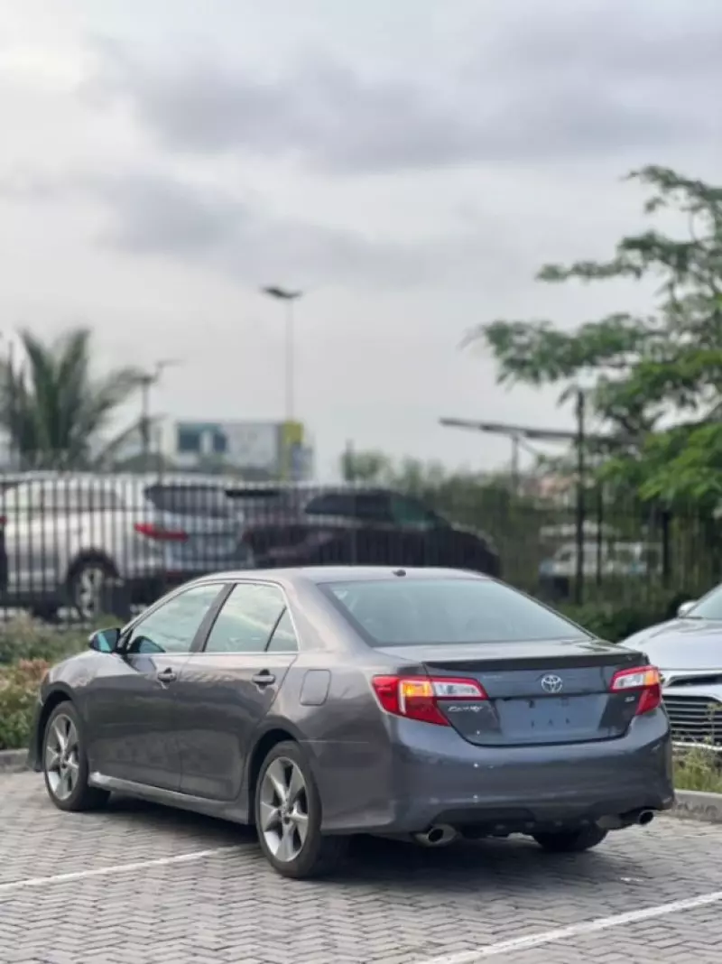 Toyota Camry   - 2012
