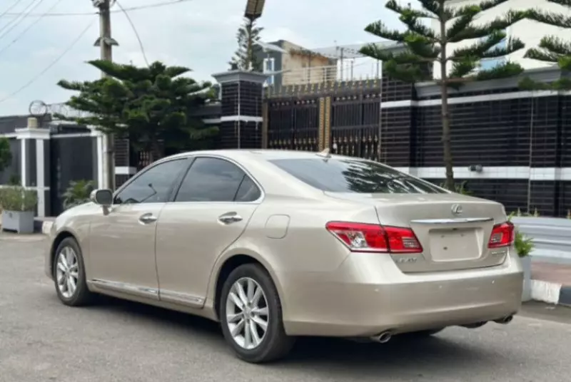 Lexus ES   - 2010