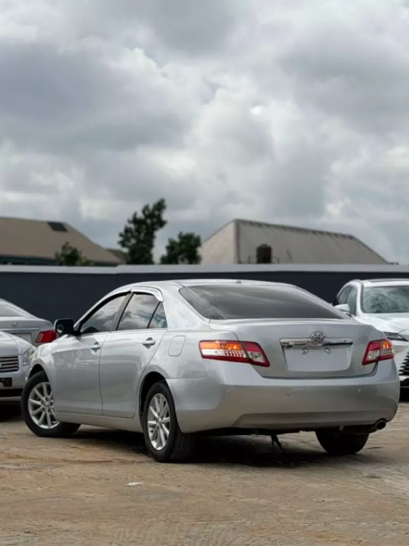 TOYOTA Camry - 2010