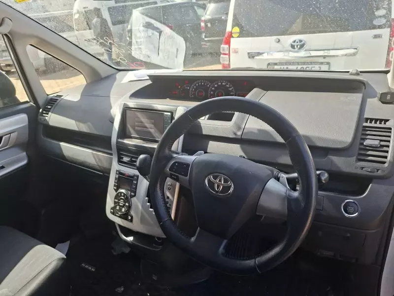 Toyota Noah - 2011