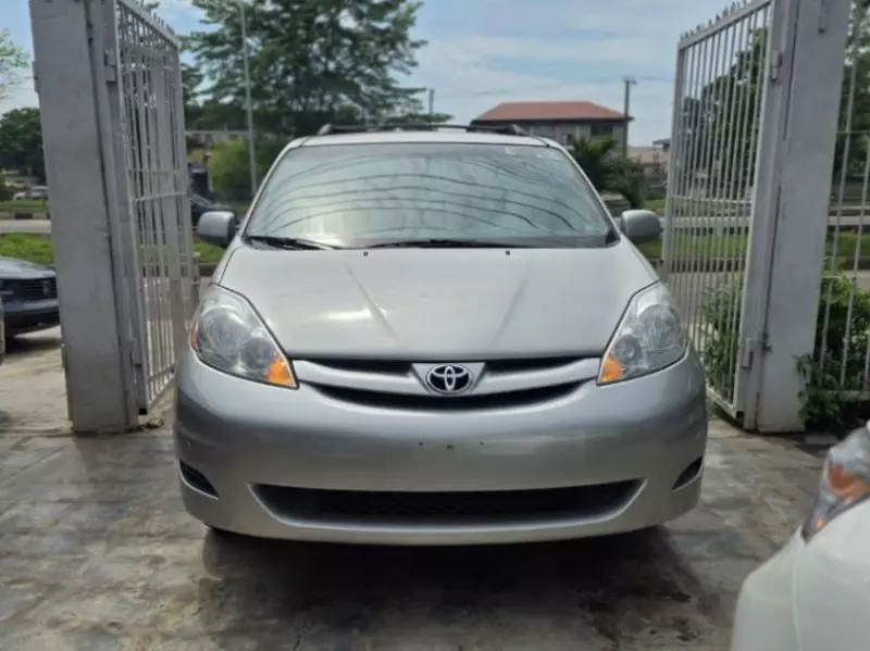 Toyota Sienna - 2009