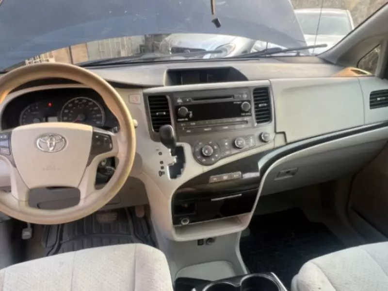 Toyota Sienna   - 2011