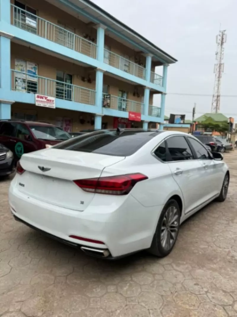 Hyundai Genesis   - 2015