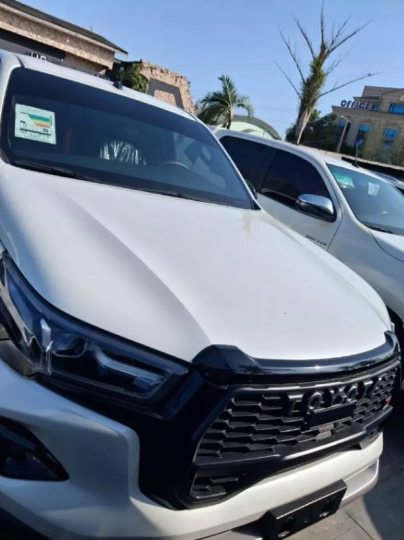TOYOTA Hilux   - 2025