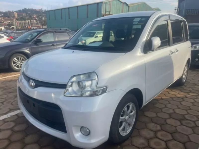 Toyota Sienta   - 2013