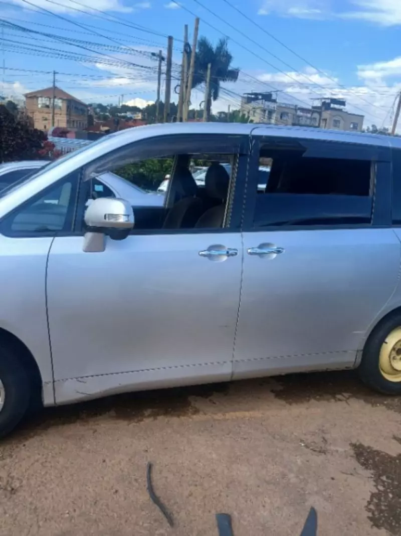 Toyota Noah   - 2012