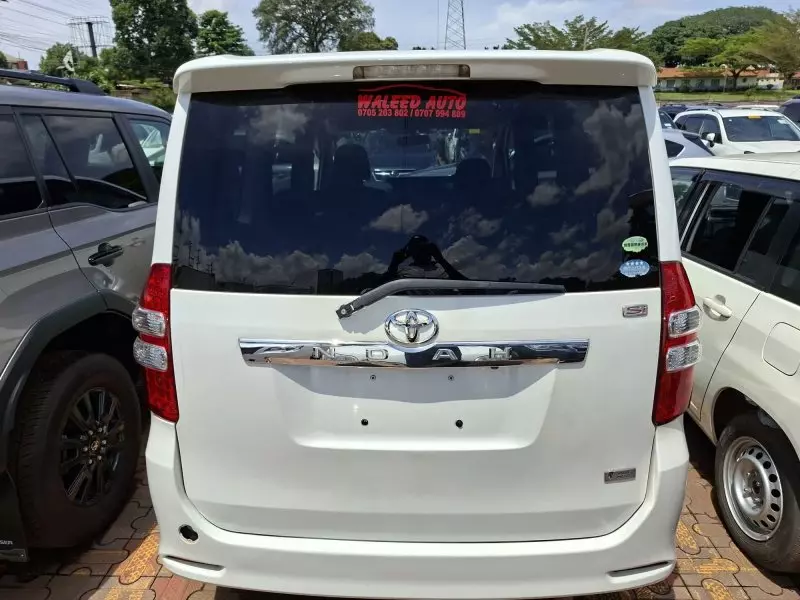TOYOTA Noah   - 2012