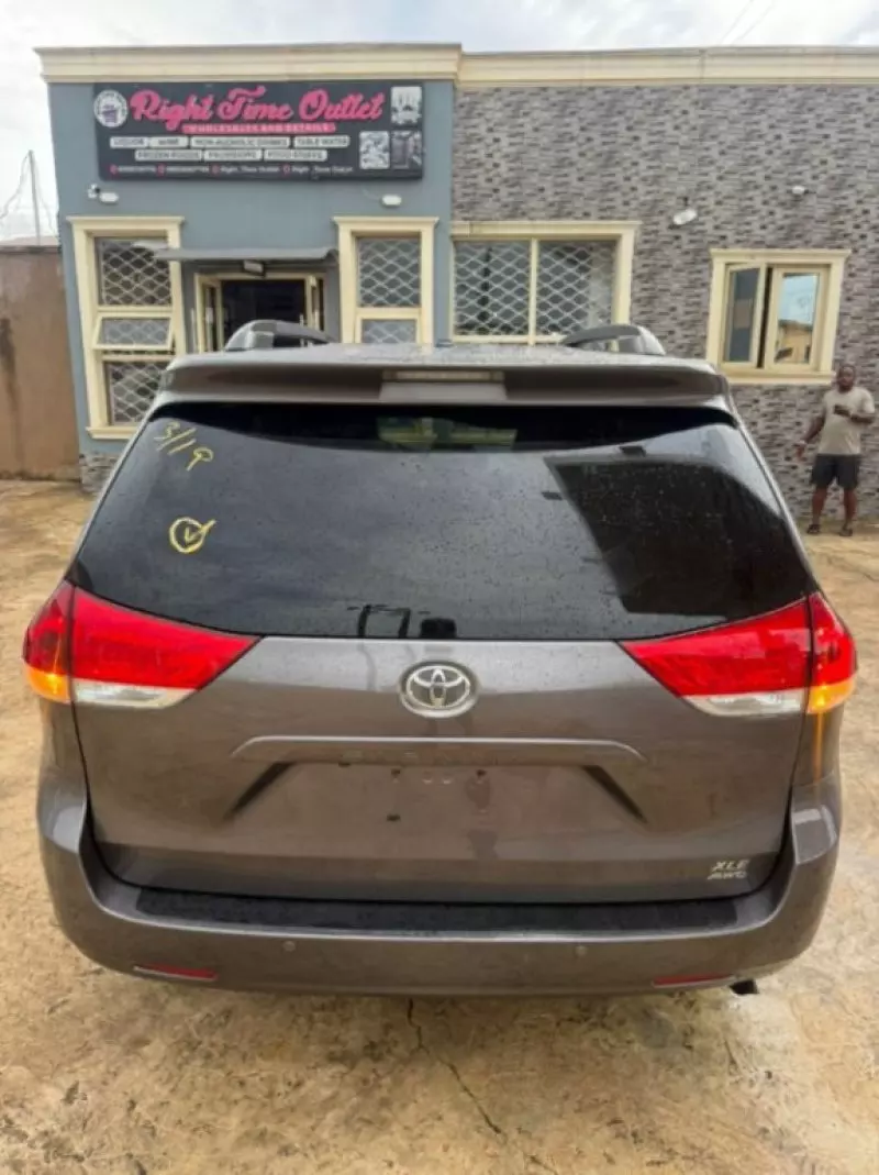 Toyota Sienna - 2011