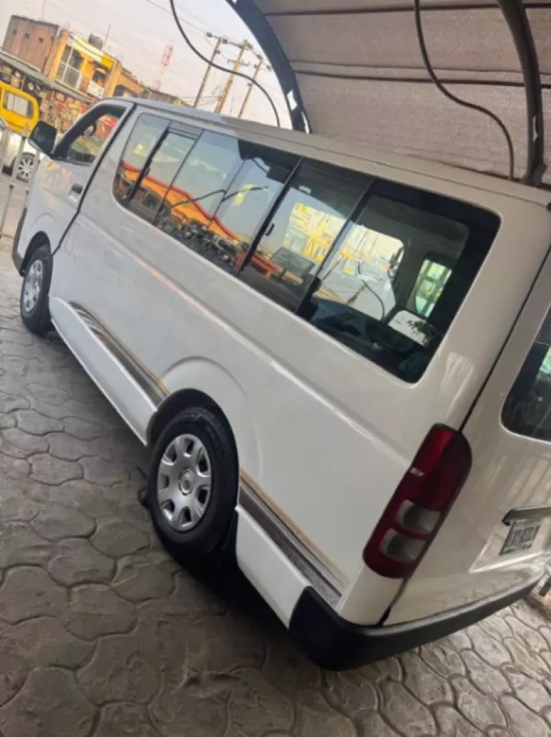 Toyota Hiace   - 2011