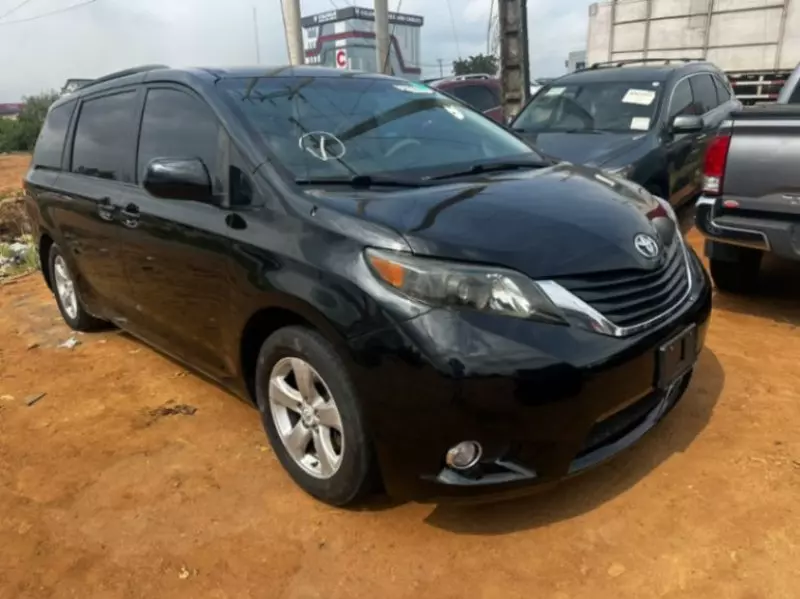 TOYOTA Sienna   - 2011