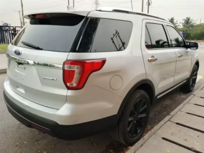 Ford Explorer   - 2016
