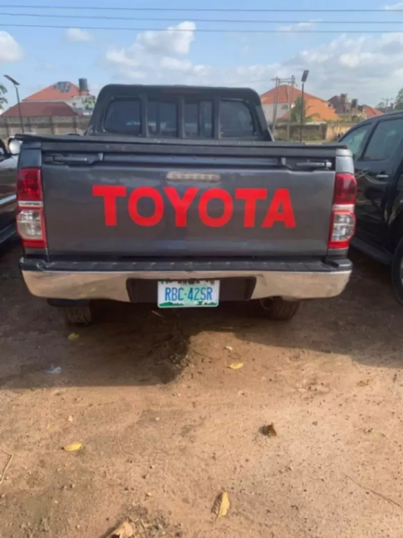 Toyota Hilux   - 2013