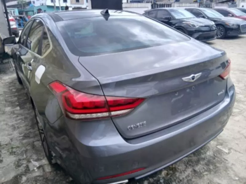 Hyundai Genesis   - 2015