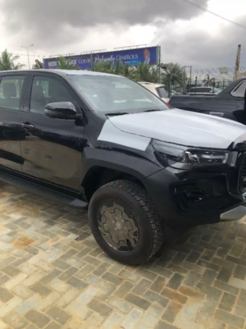 Toyota Hilux   - 2024