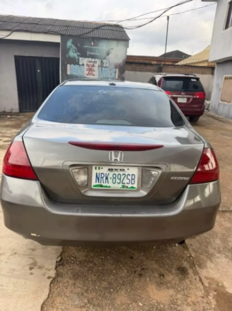 Honda Accord - 2006