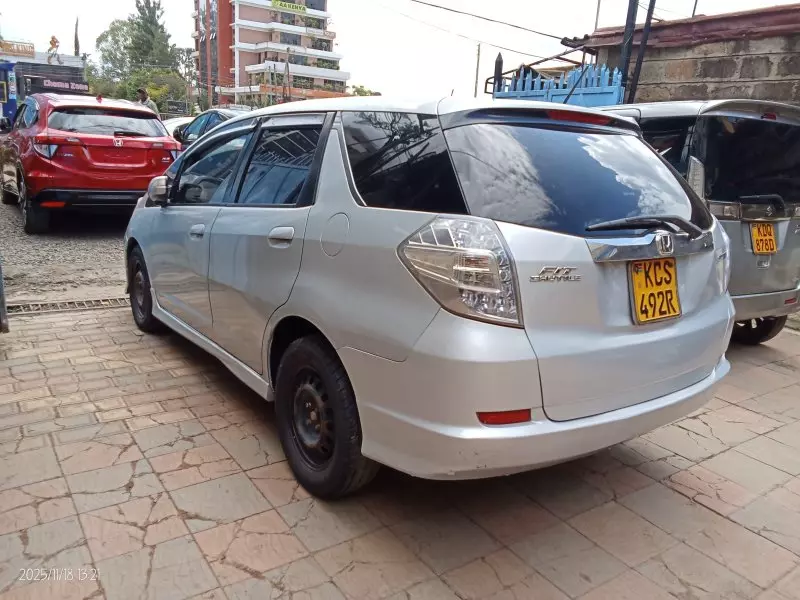Honda Fit shuttle    - 2011