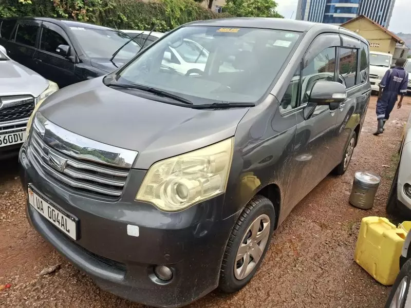 Toyota Noah - 2010