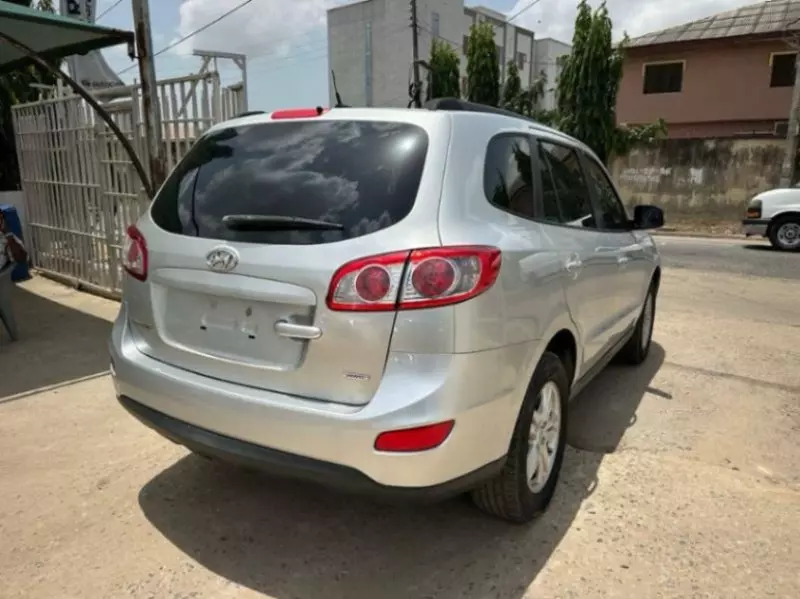 Hyundai Santa Fe   - 2012