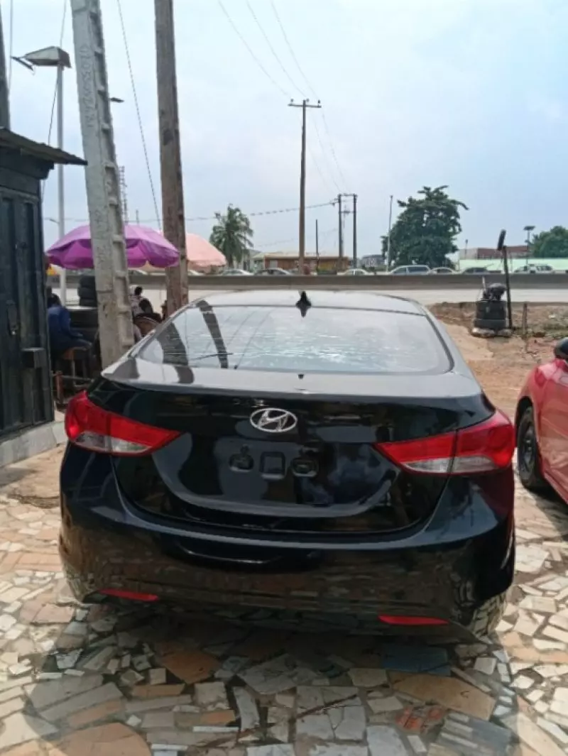 Hyundai Elantra   - 2011
