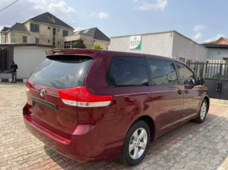 Toyota Sienna   - 2013
