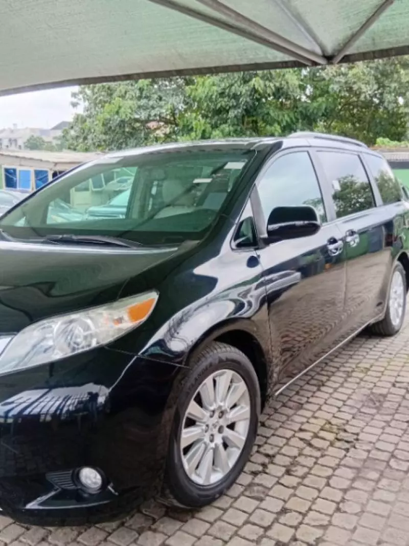 TOYOTA Sienna   - 2011