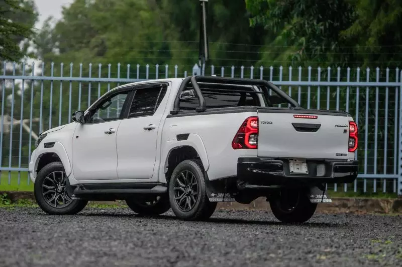 TOYOTA Hilux   - 2023