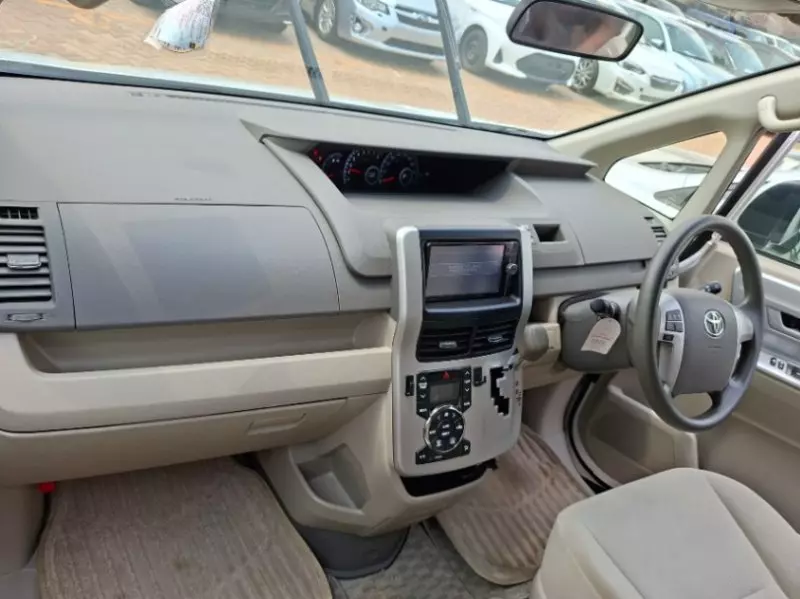 TOYOTA Noah   - 2013