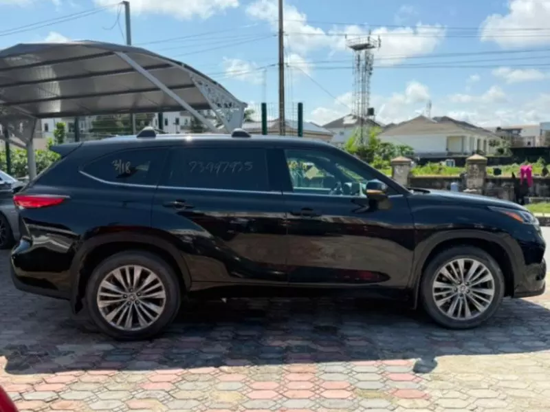 TOYOTA Tundra   - 2023